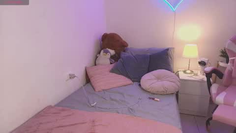 Snapshot of isabel_roux chatting on 3, 12, 2025 Isabel online show from 3, 12, 2025