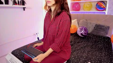 IsabelKiss online show from 2, 2, 2026