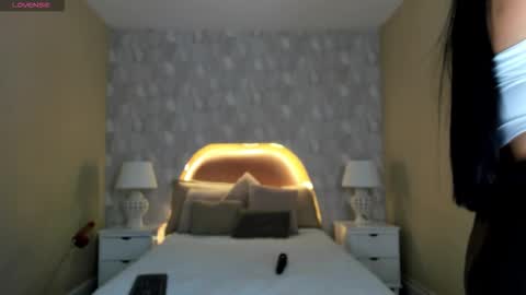 Snapshot of isabella__milf chatting on 1, 3, 2026 isabella__milf online show from 1, 3, 2026