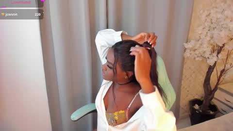 Snapshot of isabellabroms21 chatting on 28, 11, 2025 v online show from 28, 11, 2025