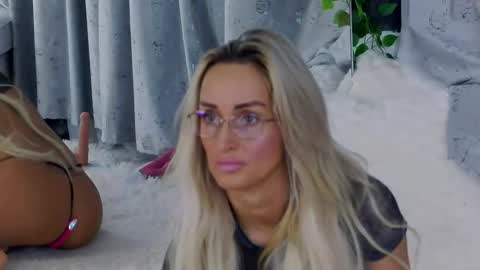 Snapshot of isabelleethan chatting on 17, 11, 2025 IsabelleEthan online show from 17, 11, 2025