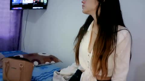 Snapshot of isis_pink chatting on 7, 1, 2025 Alaya online show from 7, 1, 2025