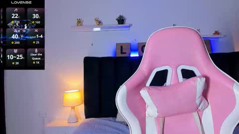 Snapshot of issac_james chatting on 11, 11, 2025 Issac online show from 11, 11, 2025