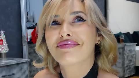 IssaSmyth online show from 3, 12, 2025