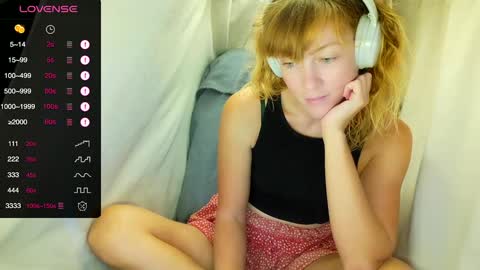 Snapshot of its_lily chatting on 22, 10, 2025 Lily online show from 22, 10, 2025