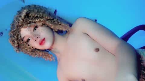 Snapshot of its_me_ezzie chatting on 29, 1, 2025 EZZIE online show from 29, 1, 2025