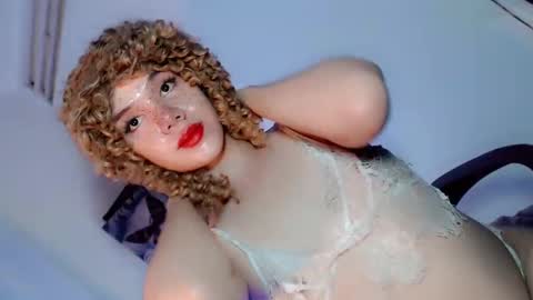 Snapshot of its_me_ezzie chatting on 2, 2, 2025 EZZIE online show from 2, 2, 2025