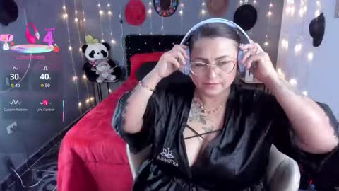Snapshot of ivonnee17_ chatting on 19, 11, 2025 Ivonne online show from 19, 11, 2025