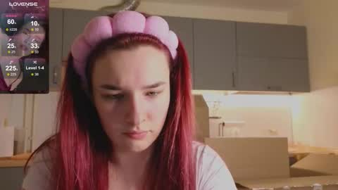 Snapshot of iwi_wi_wi chatting on 4, 12, 2025 Daisy online show from 4, 12, 2025