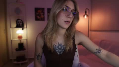 Snapshot of jacky_croft chatting on 14, 11, 2025 Linda Sofia help me get to 100 thumbs up online show from 14, 11, 2025