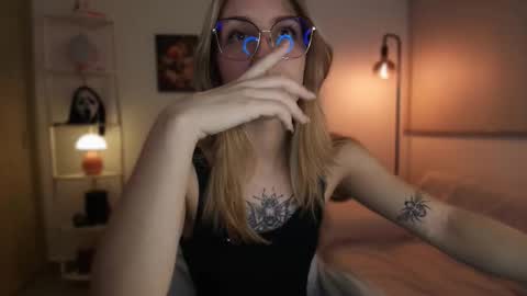 Snapshot of jacky_croft chatting on 17, 11, 2025 Linda Sofia help me get to 100 thumbs up online show from 17, 11, 2025