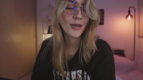 Snapshot of jacky_croft chatting on 22, 11, 2025 Linda Sofia help me get to 100 thumbs up online show from 22, 11, 2025