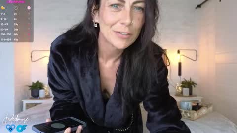 Snapshot of jadedmuse chatting on 11, 9, 2025 Jade online show from 11, 9, 2025