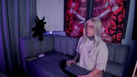 Snapshot of jadeykhada chatting on 17, 10, 2025 Jade Khada online show from 17, 10, 2025