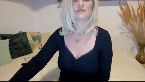 Snapshot of jadore_able82 chatting on 1, 10, 2025 elena online show from 1, 10, 2025