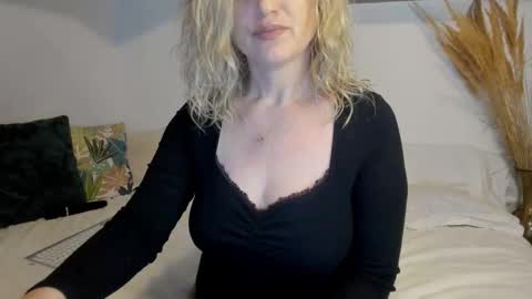 Snapshot of jadore_able82 chatting on 2, 3, 2026 elena online show from 2, 3, 2026