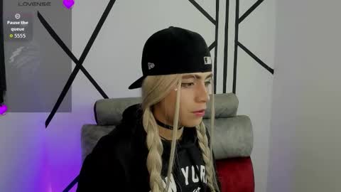 Snapshot of jakob_boiis chatting on 14, 11, 2025 miha adams online show from 14, 11, 2025