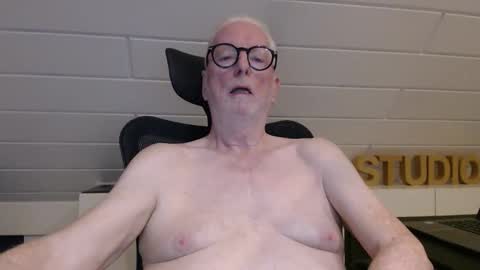 Snapshot of jamesgreyhound70 chatting on 26, 11, 2025 JamesGreyhound70 online show from 26, 11, 2025