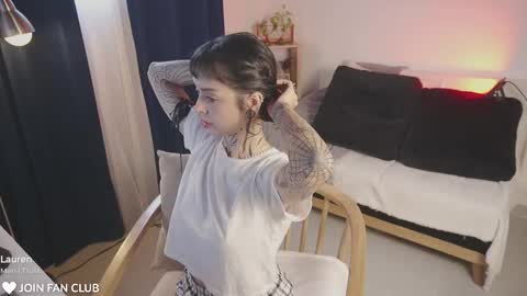 Snapshot of janne_maybe chatting on 28, 11, 2025 jmaybe e online show from 28, 11, 2025