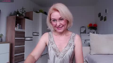 Snapshot of jasmin18v chatting on 23, 10, 2025 Jasmin room for people 40 online show from 23, 10, 2025