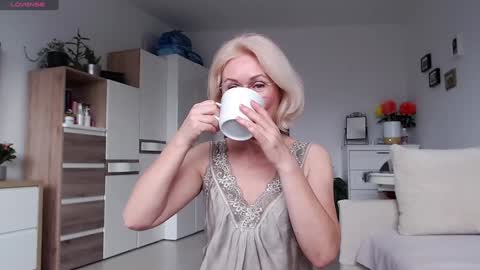 Snapshot of jasmin18v chatting on 19, 11, 2025 Jasmin room for people 40 online show from 19, 11, 2025