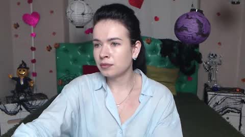 JasmineKouch online show from 16, 11, 2025