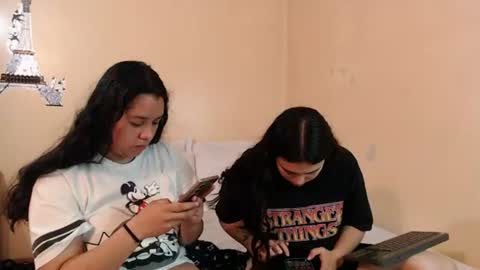Jazmin and Scarlett online show from 5, 7, 2026