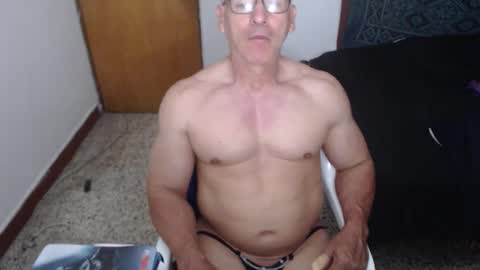 Snapshot of jefmuscletw chatting on 5, 4, 2026 brayam online show from 5, 4, 2026