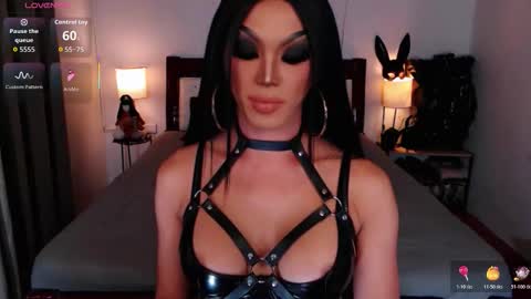 Snapshot of jenifers_body chatting on 28, 10, 2025 Queen Jenifer online show from 28, 10, 2025