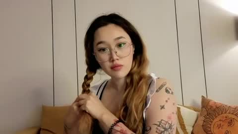 Snapshot of jennatyan chatting on 4, 5, 2026 JENNA online show from 4, 5, 2026