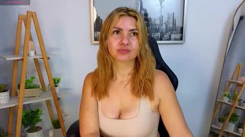 Snapshot of jessey_adams chatting on 17, 10, 2025 bella adams online show from 17, 10, 2025