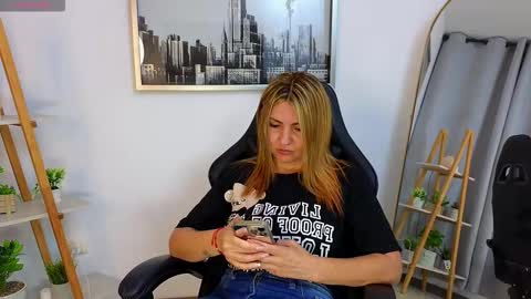 Snapshot of jessey_adams chatting on 18, 10, 2025 bella adams online show from 18, 10, 2025