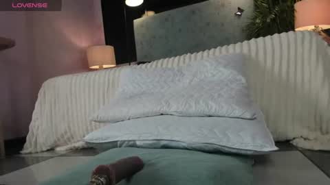 JESSI AND NAOMI online show from 12, 7, 2026
