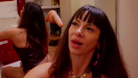 JessieJunee online show from 4, 10, 2025