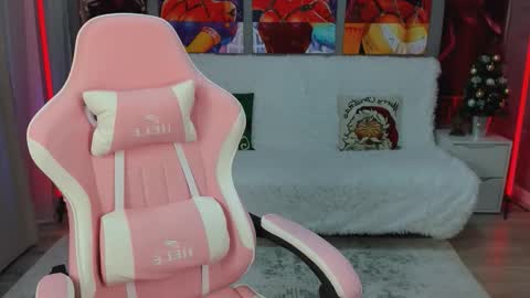 Snapshot of jessswalker chatting on 4, 12, 2025 JesssWalker online show from 4, 12, 2025