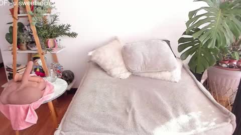 Snapshot of jessylu_ chatting on 19, 11, 2025 JessyLu online show from 19, 11, 2025