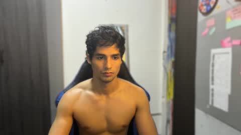 Snapshot of jhon_2000s chatting on 23, 11, 2025 jhon online show from 23, 11, 2025