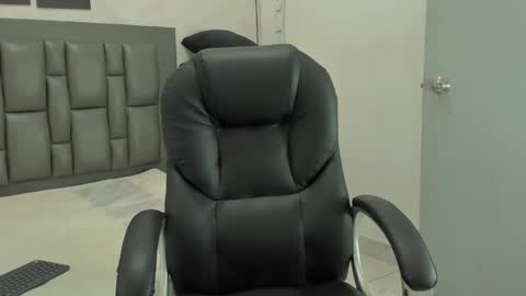 Snapshot of johan_miller1 chatting on 4, 12, 2025 johan online show from 4, 12, 2025