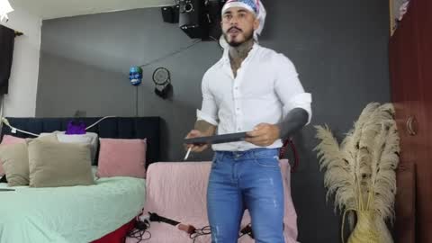 Snapshot of john_and_louis chatting on 28, 1, 2025 John online show from 28, 1, 2025