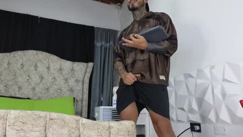 Snapshot of john_and_louis chatting on 5, 2, 2025 John online show from 5, 2, 2025