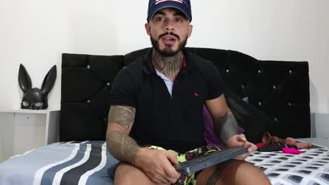 Snapshot of john_and_louis chatting on 19, 2, 2025 John online show from 19, 2, 2025