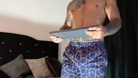 Snapshot of john_and_louis chatting on 18, 10, 2025 John online show from 18, 10, 2025