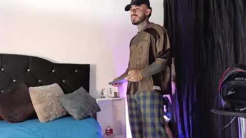 Snapshot of john_and_louis chatting on 10, 11, 2025 John online show from 10, 11, 2025