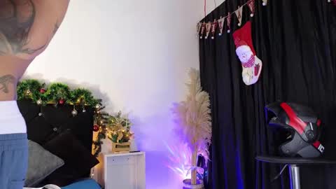 Snapshot of john_and_louis chatting on 26, 11, 2025 John online show from 26, 11, 2025