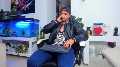 Snapshot of johnnygrayson_ chatting on 28, 10, 2025 JOHNNY online show from 28, 10, 2025