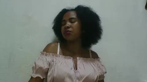 Snapshot of joliedonnue chatting on 4, 12, 2025 joliedonnue online show from 4, 12, 2025