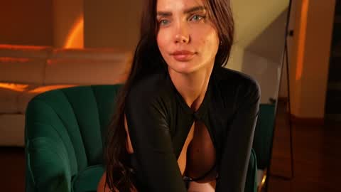 Jennifer Diaz online show from 5, 1, 2025