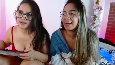 Snapshot of jules_n_gia chatting on 18, 12, 2024 Jules and Gia online show from 18, 12, 2024