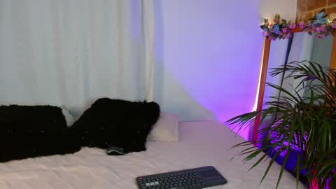 Snapshot of jules_n_gia chatting on 5, 1, 2025 Jules and Gia online show from 5, 1, 2025