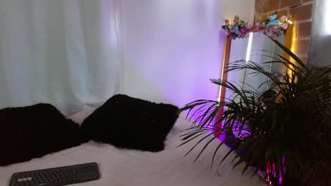 Snapshot of jules_n_gia chatting on 6, 1, 2025 Jules and Gia online show from 6, 1, 2025